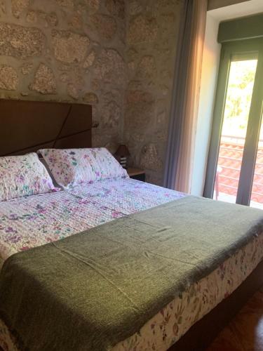吉尔斯Casa da Avo的一间卧室设有一张床和一个窗口