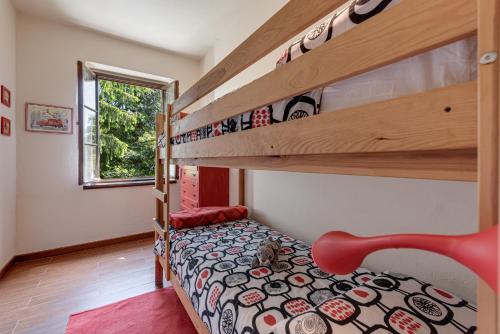 皮斯托亚Casale Il Ricavo的一间小卧室,配有一张双层床和一张双层床