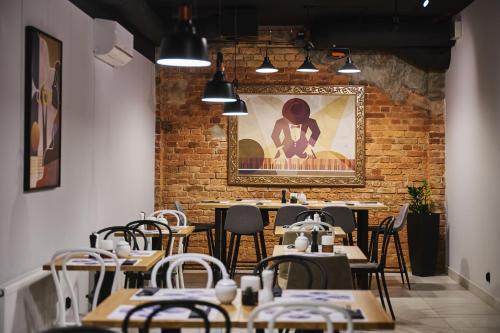 什切青Halo Szczecin的一间带桌椅的餐厅以及砖墙