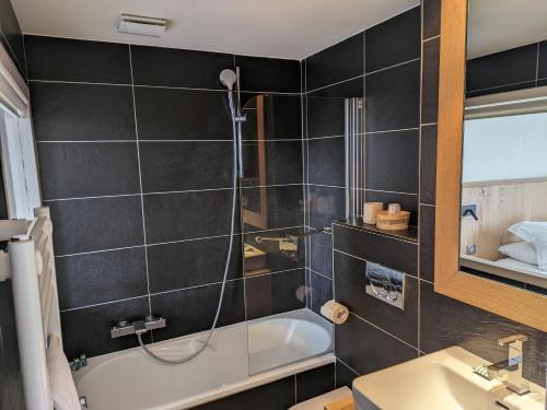 康卡勒Chambres d'hôtes Breizh Café的带淋浴、浴缸和盥洗盆的浴室