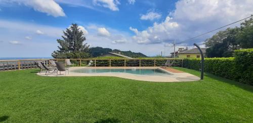 维琴察Albergo Torre的后院设有游泳池和绿草