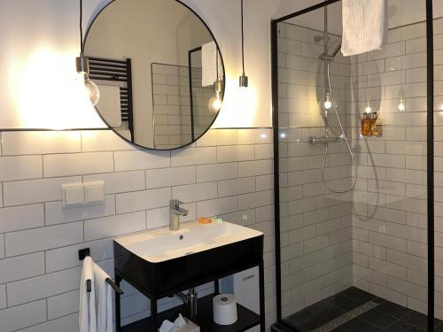 贝尔恩卡斯特尔-库斯伯格布吕克酒店的一间带水槽和镜子的浴室