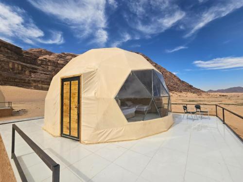 瓦迪拉姆Salma Desert Camp的沙漠屋顶上的帐篷