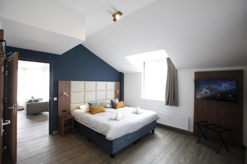 登海尔德Long Stay Den Helder的一间卧室设有一张蓝色墙壁的大床