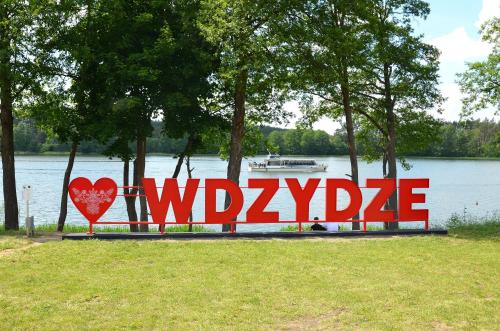 韦茨泽基斯韦斯基Weranda的湖前读过水线的标志