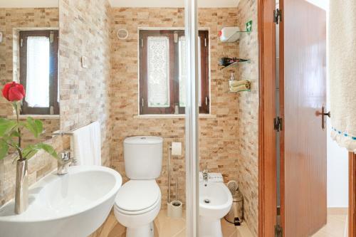 阿尔热祖尔Bela casa na Costa Vicentina的带浴缸、卫生间和盥洗盆的浴室