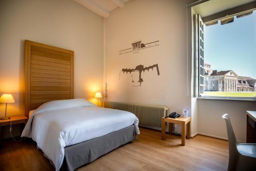 阿克和瑟南萨林皇家旅馆的一间卧室设有一张床和一个大窗户