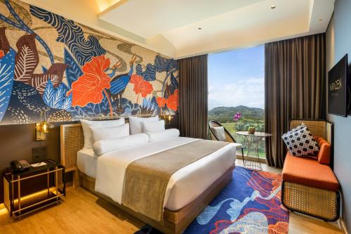 TemonMORAZEN Yogyakarta的酒店客房设有一张床和一个大窗户