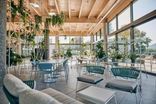卡特兹奥布萨维Premium Mobile Homes with thermal riviera tickets的一间设有桌椅的餐厅,种植了植物