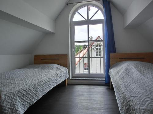 格拉尔-米里茨Ferienhaus FH T 1d的一间卧室设有两张床和大窗户