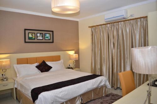 纳卡拉Hotel Pacific, Lda的酒店客房设有床和窗户。
