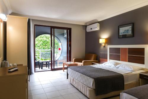 阿拉尼亚Kaila Krizantem Hotel的酒店客房设有一张床和一个阳台。