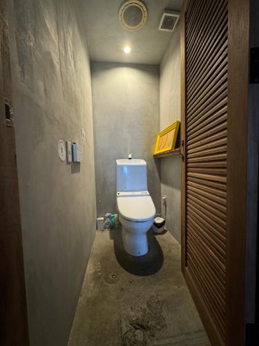 札幌未开发旅馆的一间小浴室,内设卫生间