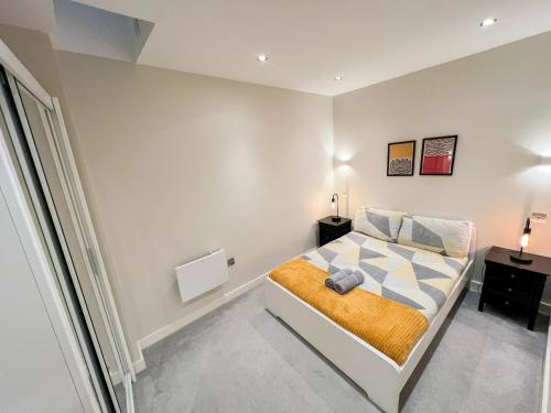 伦敦Charming 1-Bedroom Haven near The Shard in Elephant & Castle的一间卧室配有床和2个床头柜