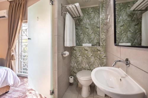 开普敦信号山旅舍的一间带水槽、卫生间和镜子的浴室
