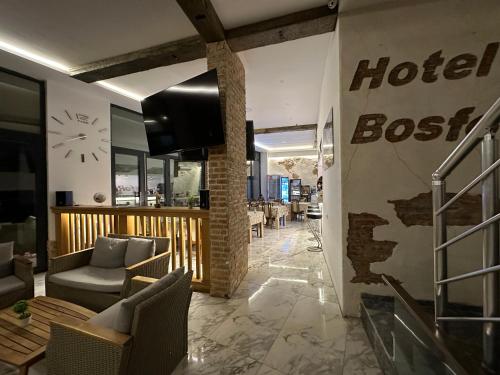 多布拉沃达Bosfor Hotel的酒店大堂,墙上有酒店老板的标志