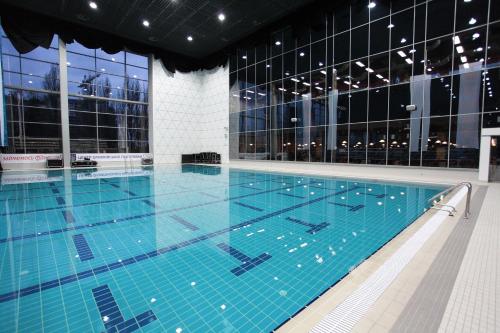 基辅Favor Park Hotel的大楼内的大型游泳池