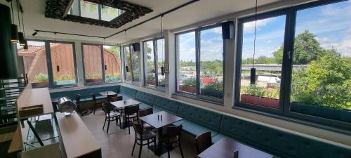 什图罗沃精英旅馆的餐厅设有桌椅和窗户。