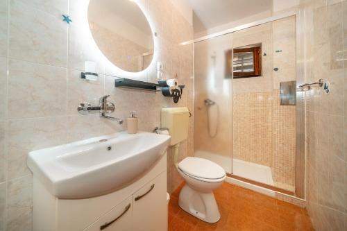 巴斯卡Apartment & Double Room Stanka的一间带水槽、卫生间和镜子的浴室