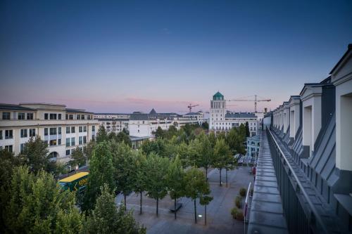 塞里斯L'Elysée Val d'Europe的享有树木和建筑的城市美景