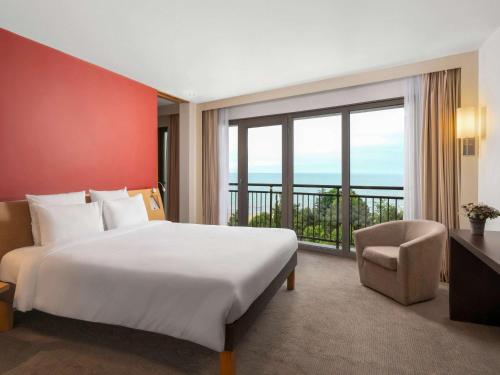 特拉布宗特拉布宗诺富特酒店的一间卧室设有一张大床和一个大窗户