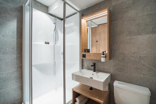 圣贝纳迪诺Hotel Brocco & Posta的带淋浴、盥洗盆和卫生间的浴室