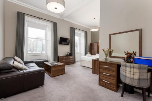爱丁堡约克广场28号酒店的带沙发和镜子的客厅