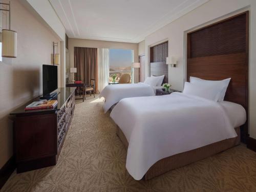 麦加麦加皇家钟楼费尔蒙酒店的酒店客房设有两张床和电视。