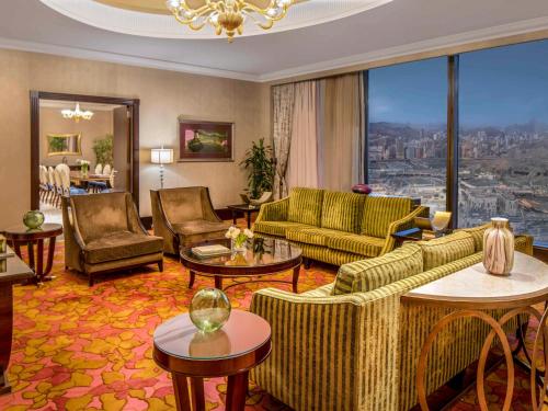 麦加麦加皇家钟楼费尔蒙酒店的带沙发和桌子的客厅以及大窗户。