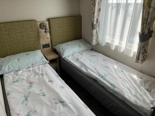 LybsterRobyn’s Nest的带窗户的客房内设有两张单人床。