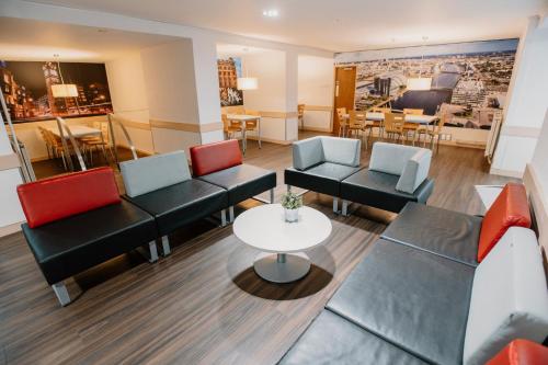 格拉斯哥格拉斯哥青年旅馆的带沙发和桌子的等候室