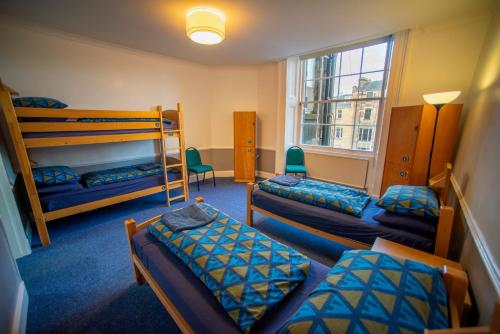 格拉斯哥格拉斯哥青年旅馆的客房设有三张双层床和一扇窗户。