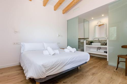 科斯提克斯Agroturismo Cal Tio 4, YourHouse的卧室配有一张带镜子的白色大床