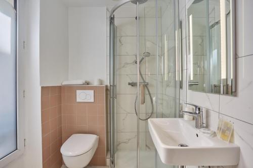 巴黎巴黎北站梅尔里勒酒店的带淋浴、盥洗盆和卫生间的浴室