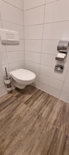 伊策霍City Centre Unterkunft的一间位于客房角落的带卫生间的浴室