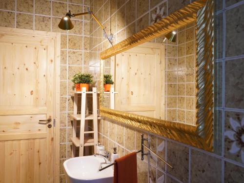 杜伊诺波特德彼威欧住宿加早餐旅馆的一间带镜子和水槽的浴室