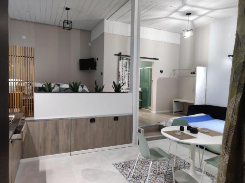 锡拉库扎Al Settimo porta marina的客厅配有沙发和桌子