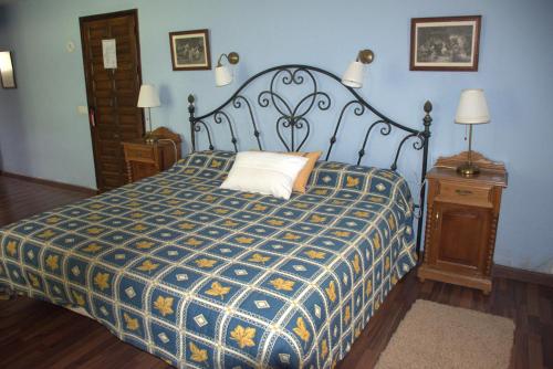 奥亨Hotel El Refugio de Juanar的一间卧室配有一张蓝色墙壁的床