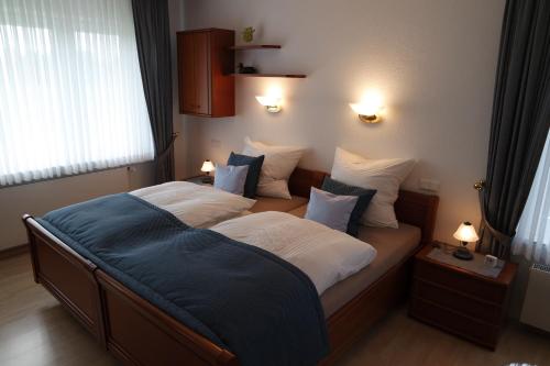 内特塔尔Ferienwohnung Luzia的一间卧室配有一张床和两个枕头