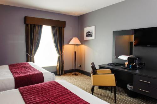 利斯坎诺墨赫尔崖酒店的酒店客房配有两张床和一张书桌