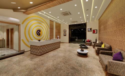 普杰Click Hotel Bhuj的大堂设有带沙发的等候室和酒吧