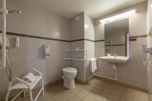 DéolsAce Hotel Chateauroux Déols的一间带卫生间和水槽的浴室