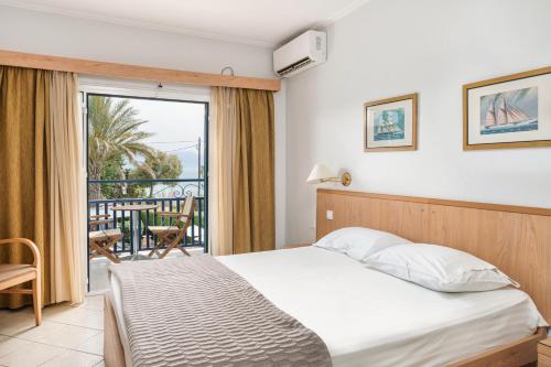 爱琴娜岛达娜厄酒店的一间卧室设有一张床和一个阳台