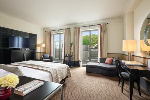 柏林罗马罗科·福尔蒂酒店的配有一张床和一张书桌的酒店客房