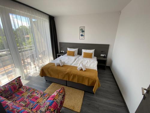 乔保克HOTEL CSOPAK Resort & Lake的一间卧室设有一张床和一个大窗户