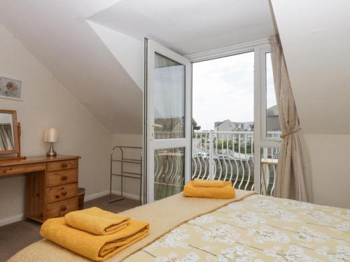 米勒姆Lazey Cottage的一间卧室设有一张床和一个大窗户