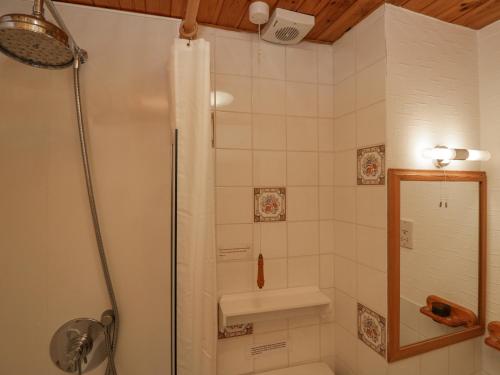 米勒姆Lazey Cottage的浴室里设有玻璃门淋浴