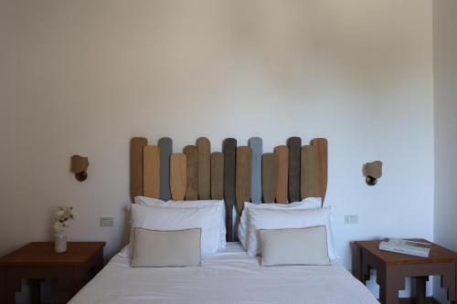 索伦托Villa Puolo - With Private Sea Access的一间卧室配有一张带木制床头板的床