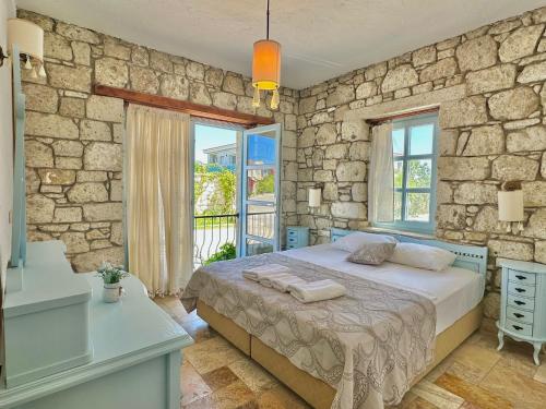 阿拉恰特多特麦维斯姆阿拉卡提酒店的一间卧室设有一张床和石墙