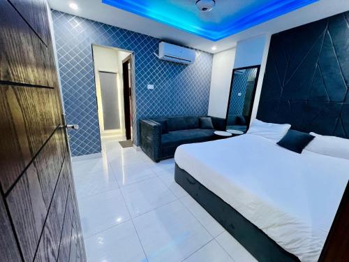 JhelumPremier Heights Jhelum的酒店客房,配有床和沙发